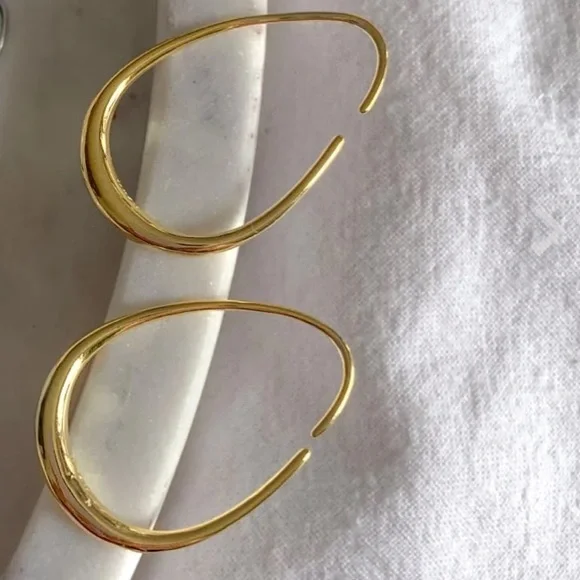 Waterproof fluid hoop earrings - Picture 3 of 3